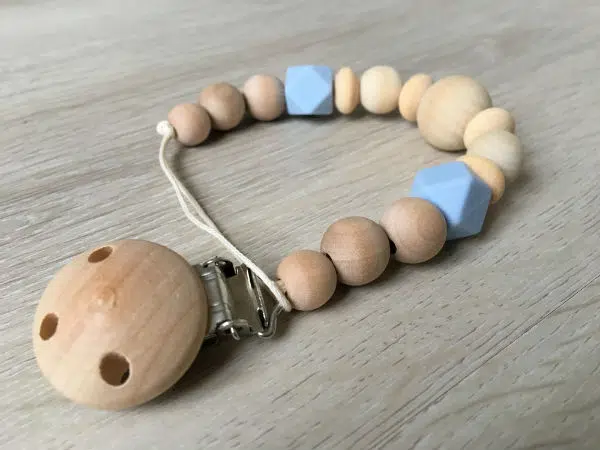 attache-tetine-stockholm-bleu-les-grignotins-profil