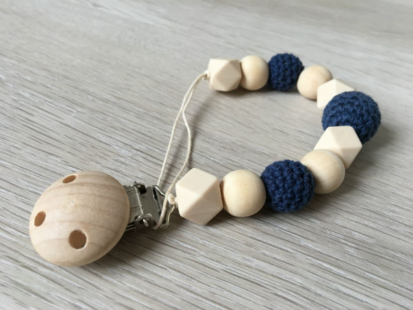 Attache-tétine en bois et en perles de silicone Bleu