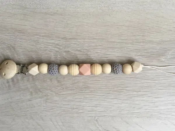 attache-tetine-pralognan-la-vanoise-gris-peche-complet