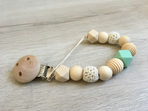 attache-tetine-pralognan-la-vanoise-vert-blanc-profil