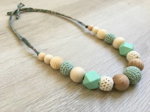 collier-allaitement-pralognan-la-vanoise-vert-blanc-profil