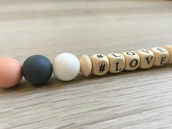 attache-tetine-lokka-detail-love attache-tetine-lokka-detail-love