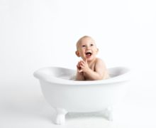 Quand et comment donner le bain à bébé ?